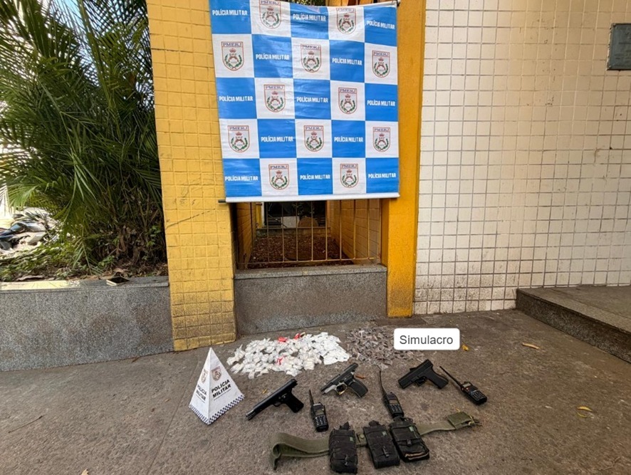 Disque Denúncia ajuda 18º BPM a prender dois criminosos e apreender pistolas e drogas na Cidade de Deus